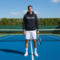Preview: Tennisspieler mit einem Tennisspieler im  Streetwear Tennis Hoodie auf dem Tennisplatz